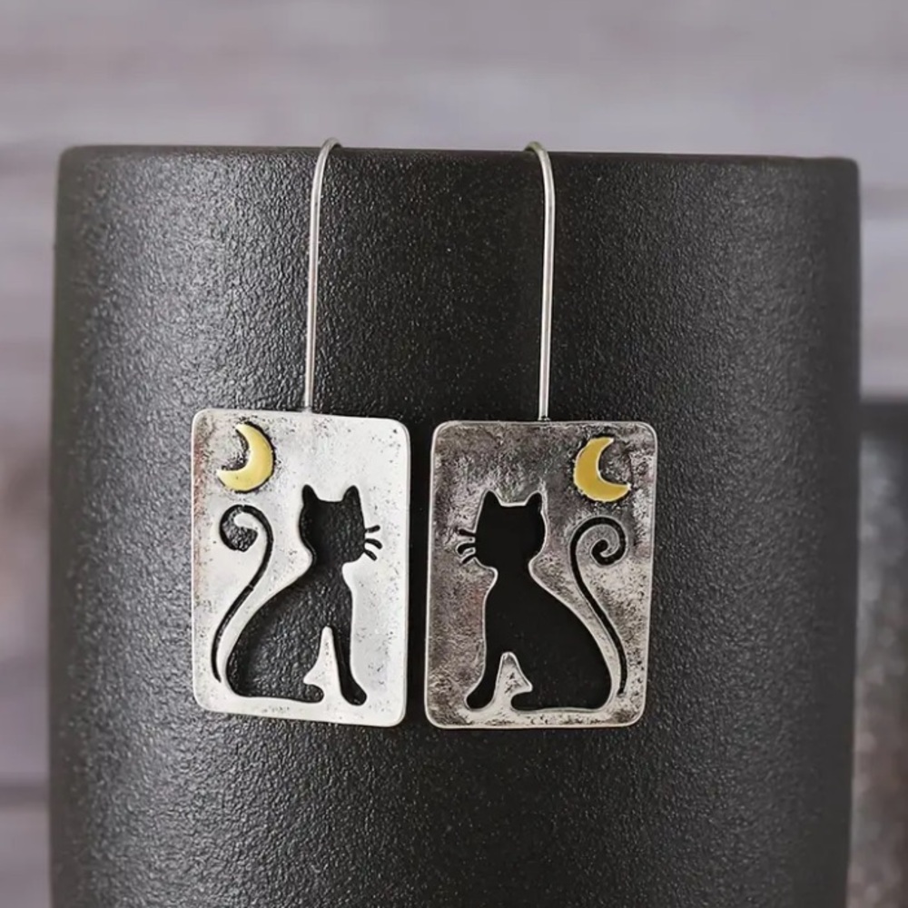 š“ Sitting Cat Cut Out Earrings - Picture 6 of 6